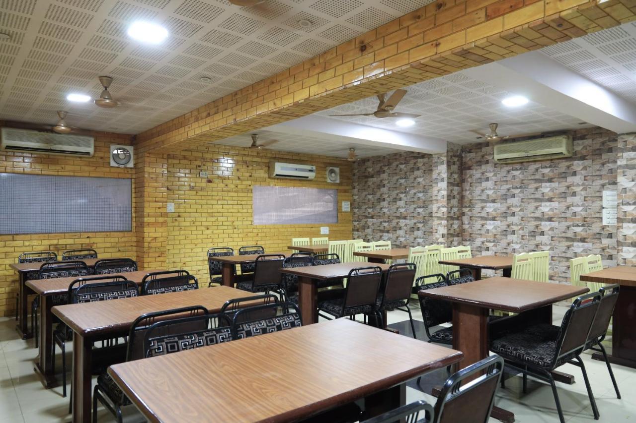 Oyo Flagship 77764 Hotel Rahul Ganeshpeth Colony นาคปุระ ภายนอก รูปภาพ